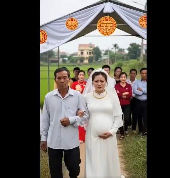 Cô dâu ch:ửa trước mẹ chồng không cho vào cửa trước mà bắt tr:èo tường vào nhà