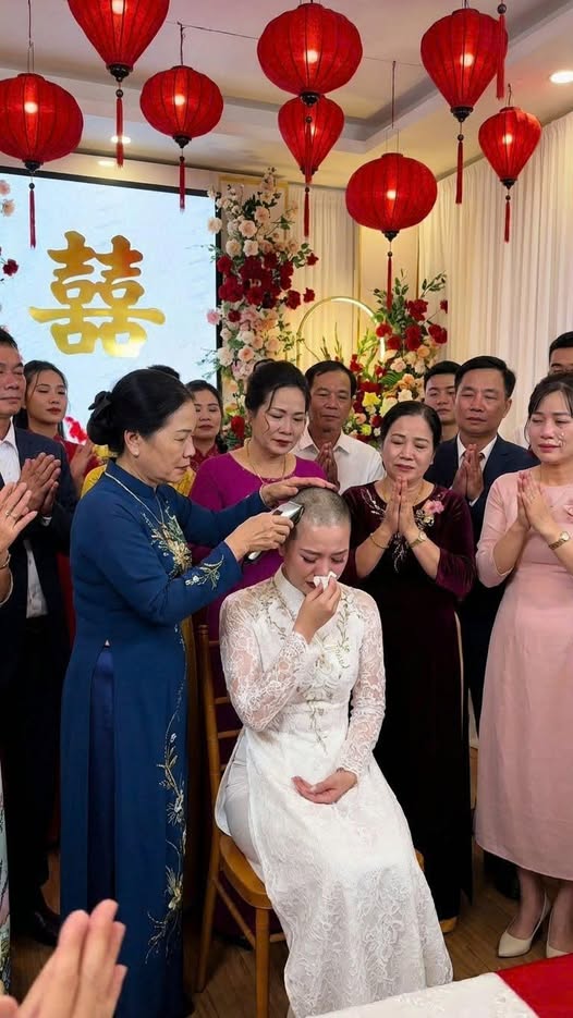 Nhưng chỉ một tiếng sau khi trang điểm xong, cô đã phải đứng run rẩy trong phòng thay đồ của nhà trai, nhìn bà Thoa — mẹ chồng tương lai — mặt lạnh như băng. Bà cầm cái tông đơ bật rẹt rẹt ngay trước mặt Vy