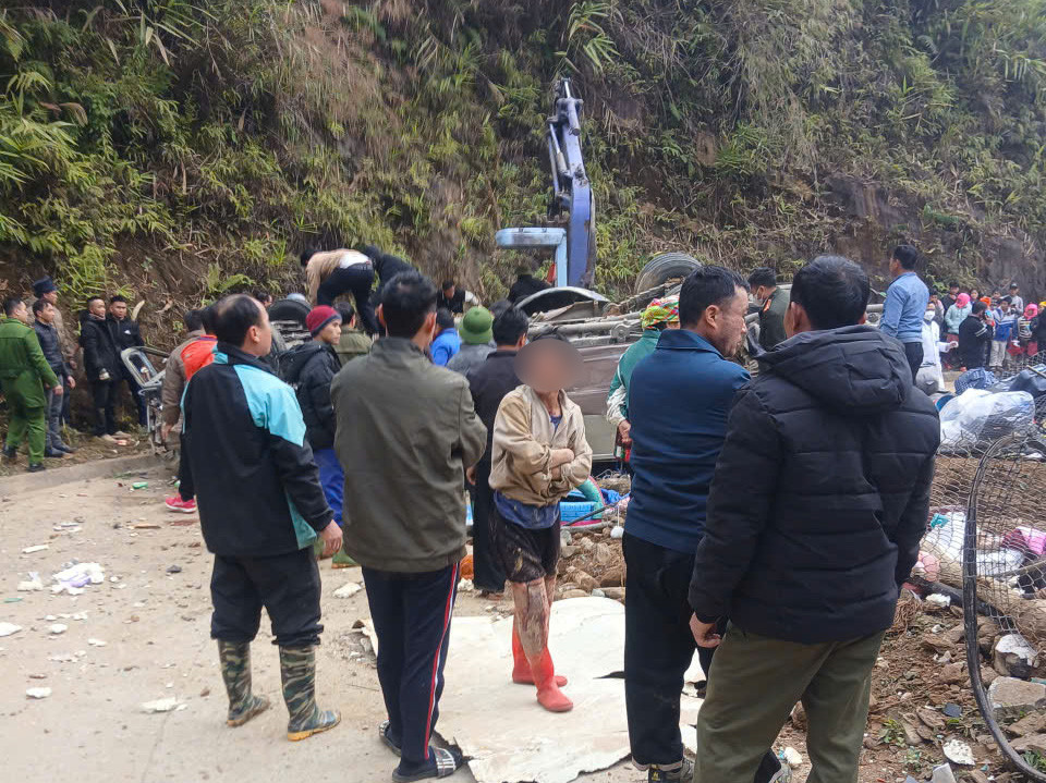 Nguyên nhân xe khách chở đoàn thiện nguyện lật ngửa, 9 người tuvong