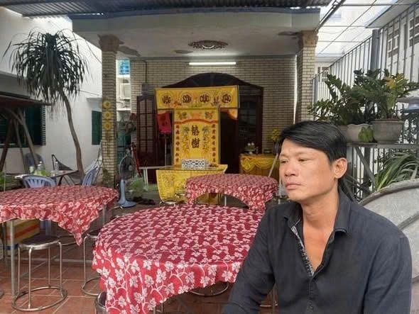 Hình ảnh từ tang lễ NS Thương Tín, con trai ngồi thất thần