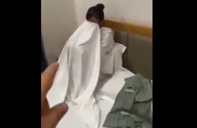 Vjd/eo con trai phát hiện bố vào nn cùng ng iu