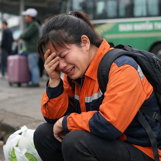 29 Tết, vừa nhận 8 triệu tiền thưởng thì không may m::ất luôn ví, cô gái 25t làm công nhân may đường cùng đành ra đư::ờng đứng vẫy nhờ xe về quê –