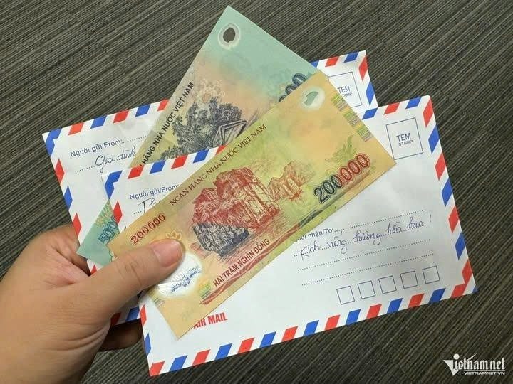 Gia đình trí thức gửi 2 phong bì phúng điếu, cả nhà thông gia nghèo xôn xao bàn tán