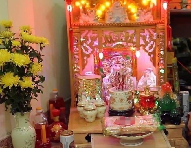 Tại sao trong các gia đình giàu có, khi thắp hương, bình hoa thường được đặt bên trái bàn thờ?