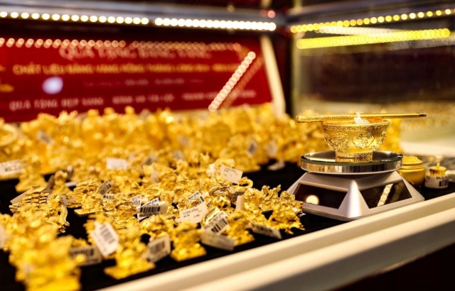Giá vàng hôm nay chiều 18/01 bất ngờ ‘đứng im’, vàng miếng SJC và vàng nhẫn giữ mốc cao kỷ lục
