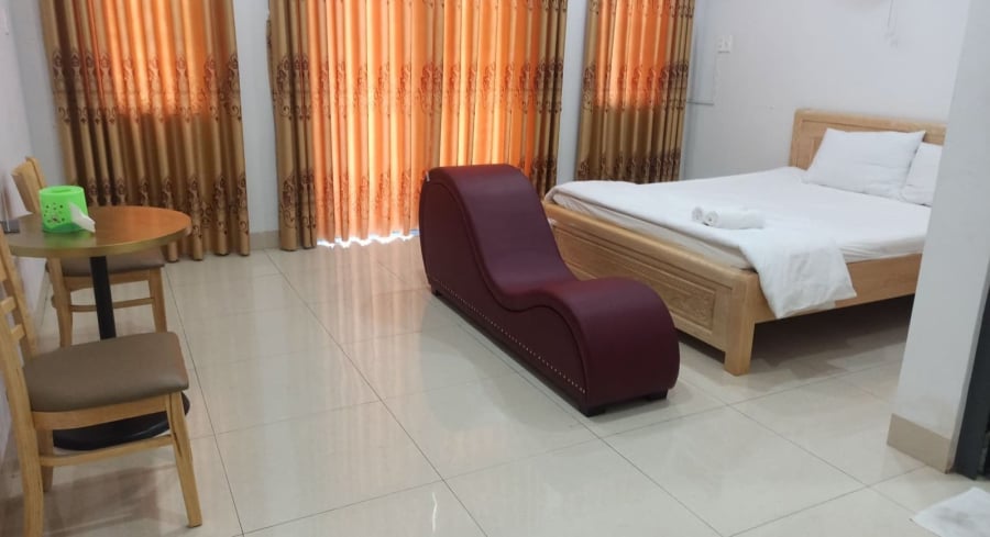 Vì sɑo cuối giườ?ng ở khá:ch sạn thường có thêm 1 chiếc ghế cong?