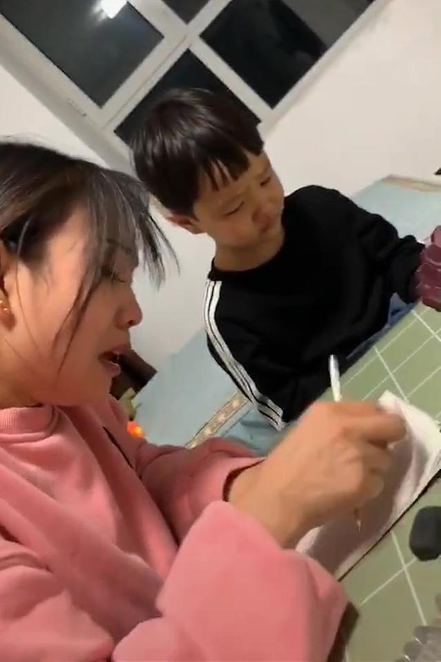 Cậu bé làm phép tính ’11-4=7′ bị gạch sai, mẹ lên kiện cô giáo thì nhận về cái kết đ:ắng: ‘Cả lớp này mỗi con chị sai thôi’