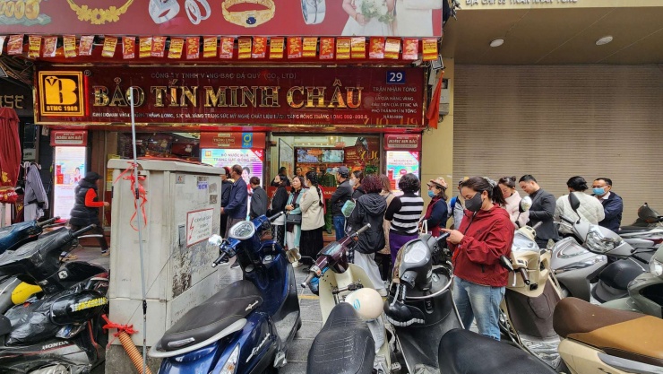 Giá vàng hôm nay mới nhất (15/1) bất ngờ tụt dốc: Người mua xếp hàng dài trở lại, nhà vàng giới hạn bán ra