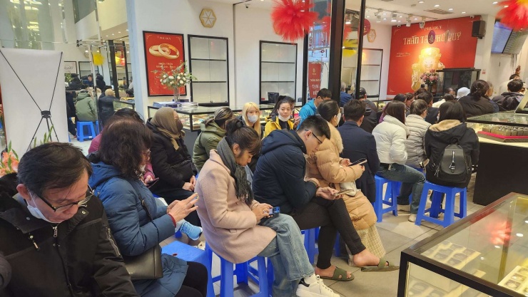 Giá vàng hôm nay mới nhất (26/1) tăng vọt, lập đỉnh mới: Biển người xếp hàng chờ mua vàng
