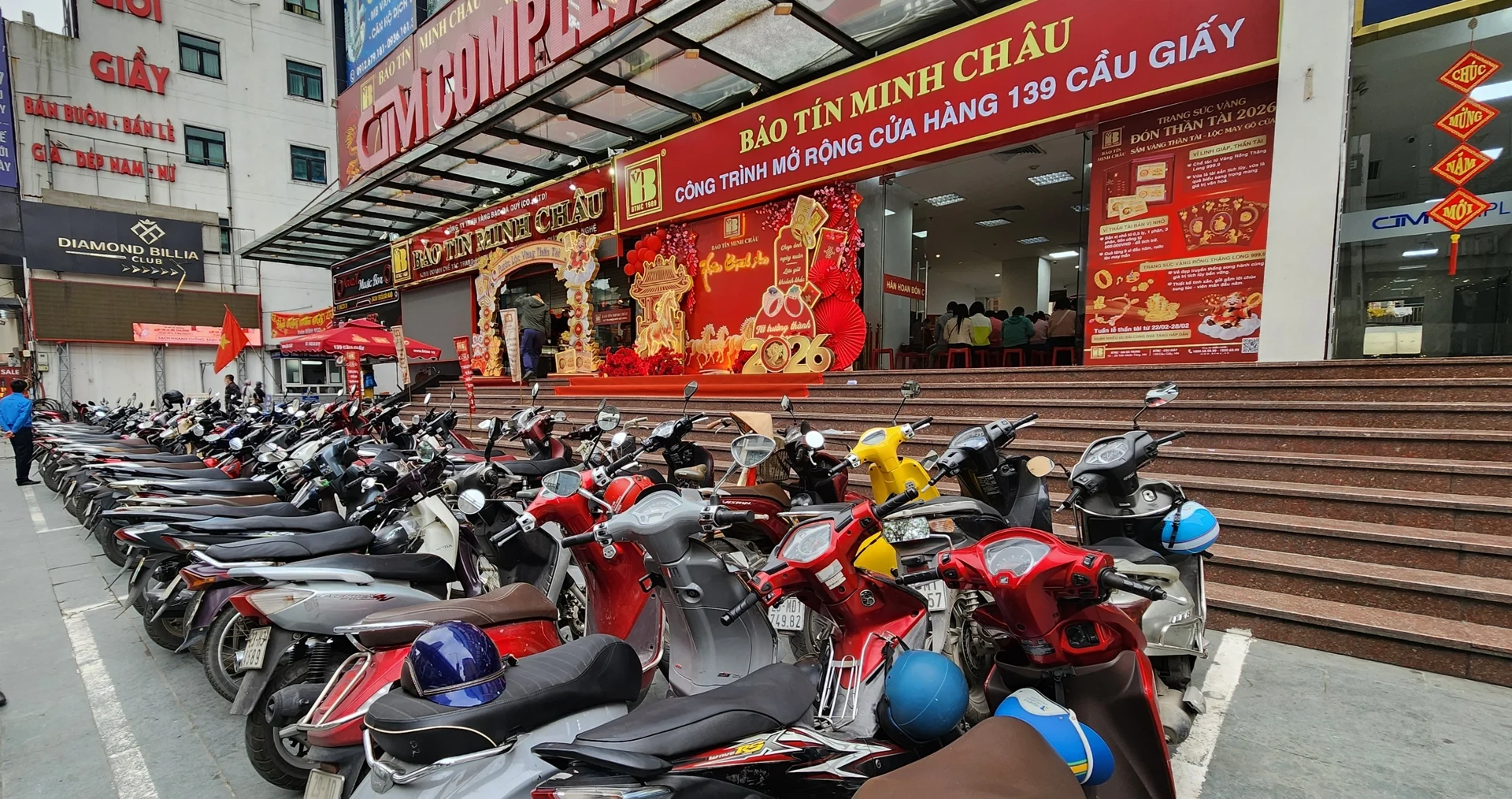 Giá vàng hôm nay mới nhất (28/2) tăng khủng khiếp: Người mua xếp hàng đông kín nhà vàng từ sáng sớm