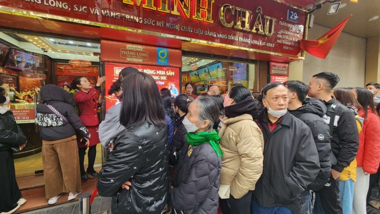 Giá vàng hôm nay mới nhất (3/2) tăng sốc 9 triệu/lượng: Người mua xếp hàng từ tờ mờ sáng, nhà vàng dừng nhận khách