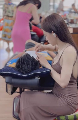 ‼️Tiệm cắt tóc HÓT nɦất lúc này 😜 Ck cɦị nào vào nɦận, đội quần luôn 🤣 CHI TIẾT DƯỚI BÌNH LUẬN 👇