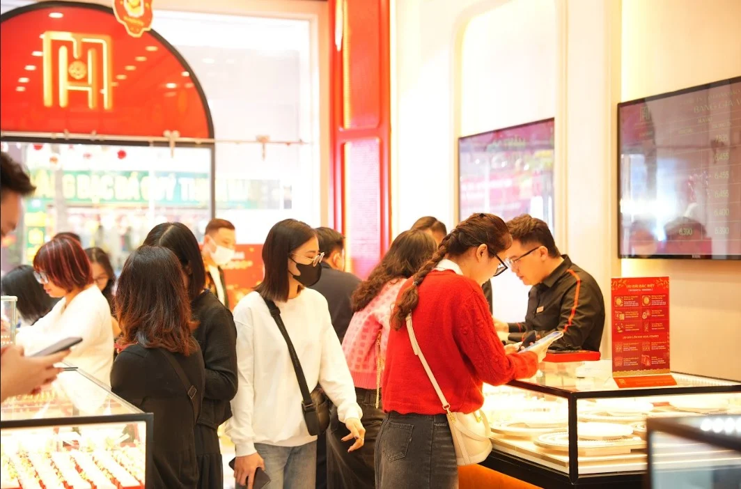 Giá vàng hôm nay 27/2: Người mua vàng ngày vía Thần Tài lỗ tới 4 triệu/lượng