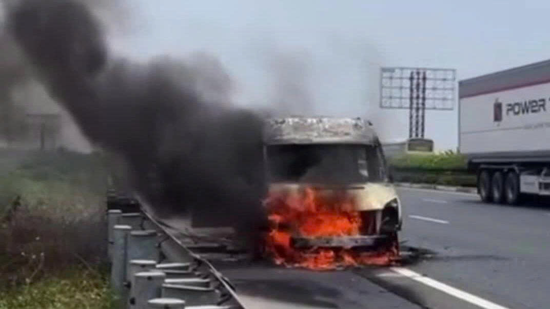 cao tốc Pháp Vân – Cầu Giẽ cầu nguyện: K;;inh kh;;ủng quá… cả 1 chiếc xe khách 16 chỗ… 😱👇