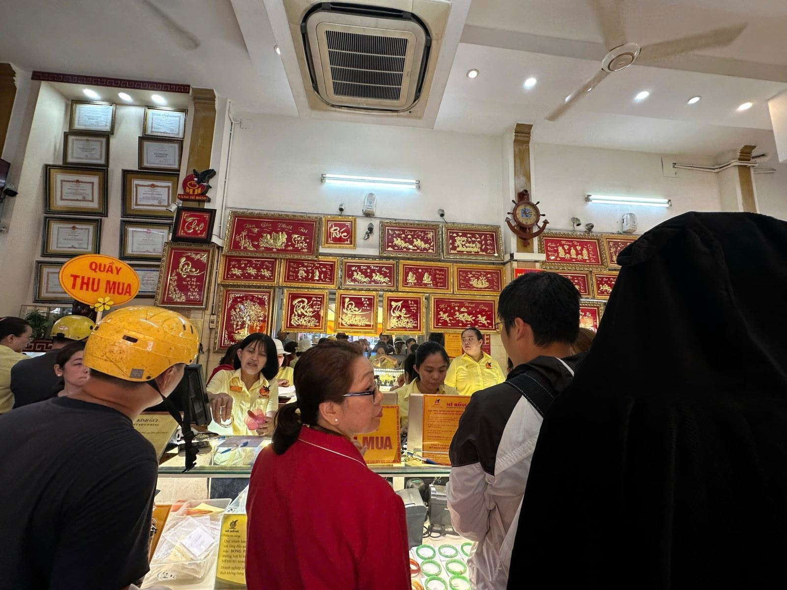 Giá vàng hôm nay 5/2/2026 cập nhật lúc 11h sáng: Giá vàng SJC giảm hơn 4 triệu về mức 176 triệu