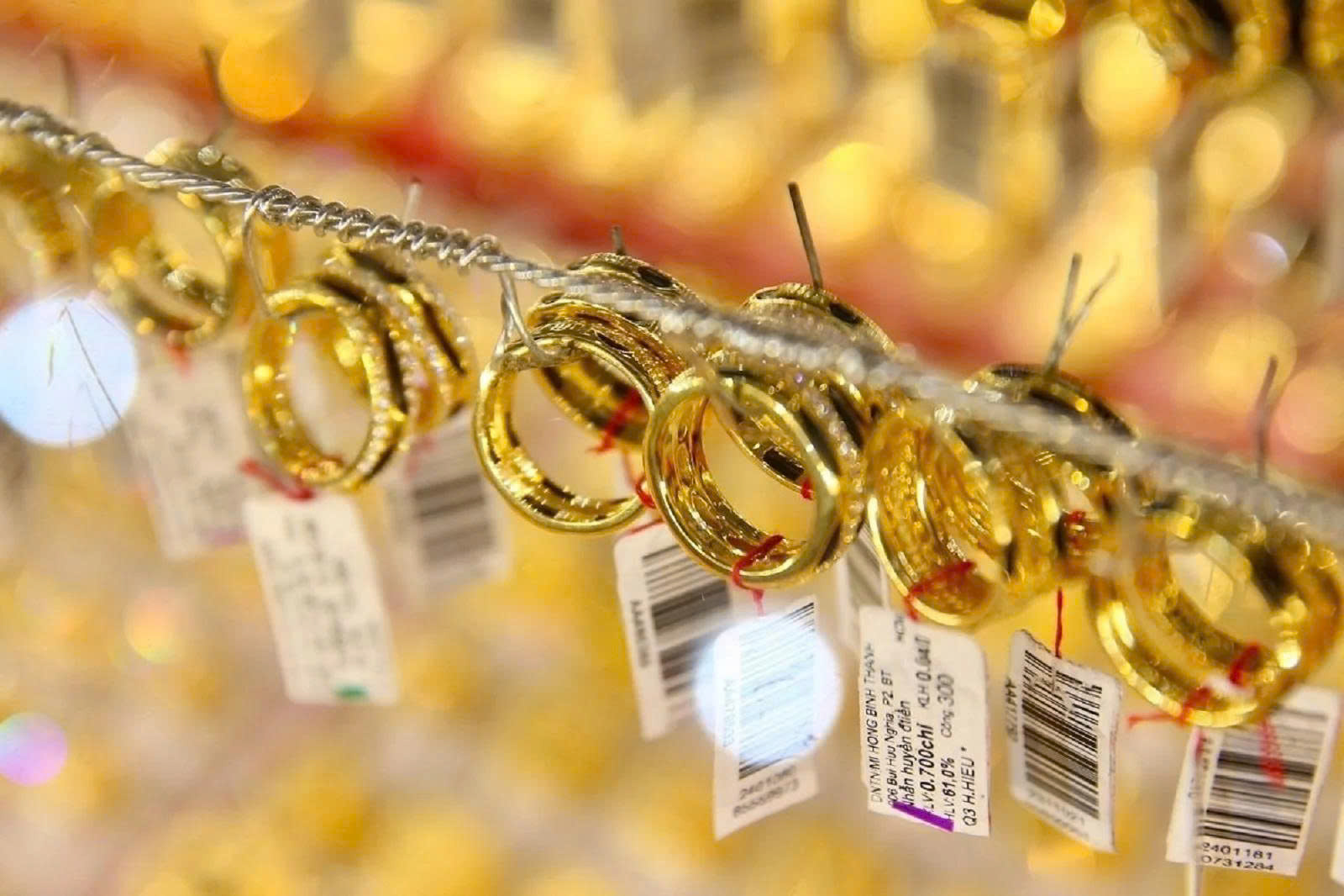 Giá vàng hôm nay (5/2) tiếp đà tăng, vượt 180 triệu đồng/lượng