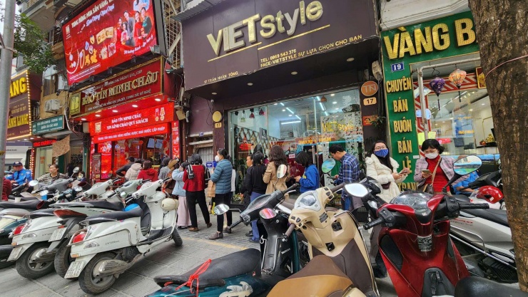 Giá vàng hôm nay mới nhất (12/2) tăng trở lại: Người mua tiếp tục xếp hàng dài