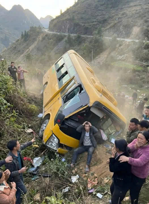 Xe 29 chỗ m/ất ph/anh l/ao xuống sườn đồi ở Sa Pa