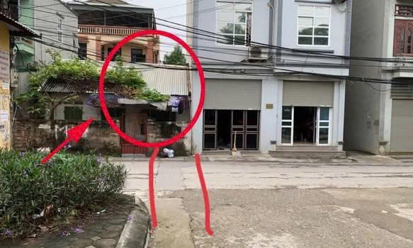 ”Trước cửa nhà có tam xung thì mất người, mất cả tiền bạc”, vậy tam xung ở đây là gì?