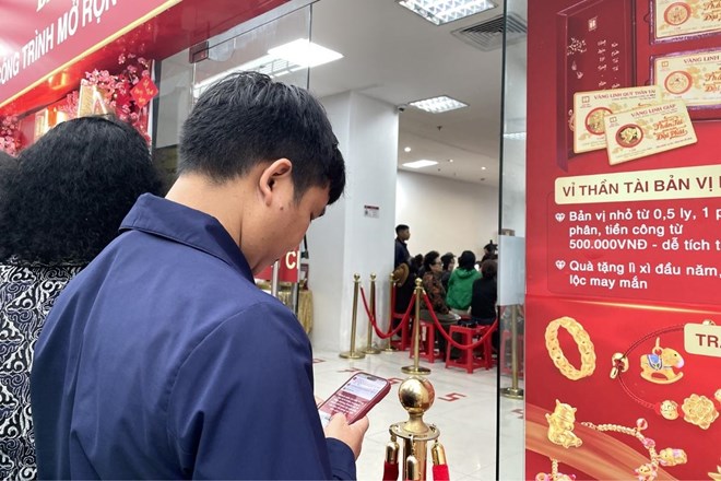 Giá vàng sụt giảm, cửa hàng vàng chật kín khách giao dịch