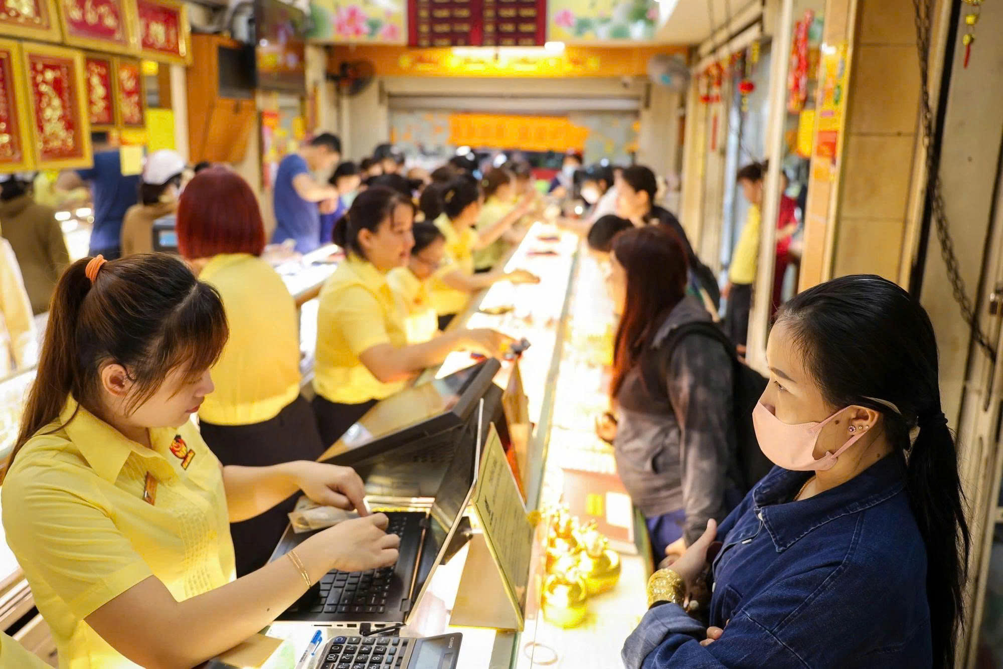 Giá vàng hôm nay 8.3.2026: Người mua lỗ 5 triệu đồng sau một tuần