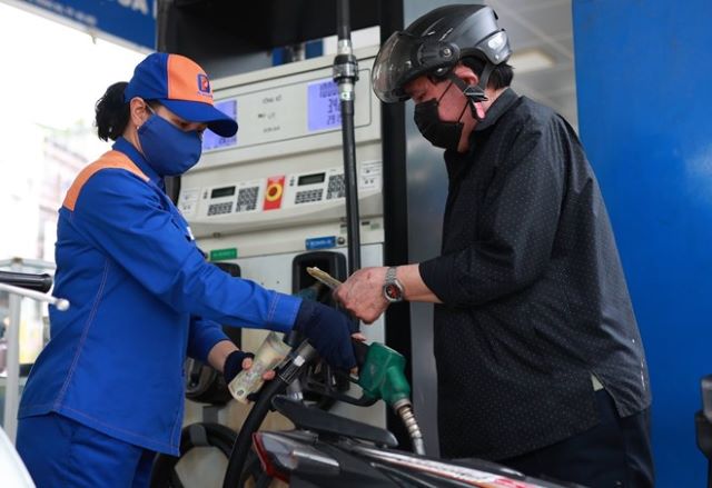 Giá xăng dầu hôm nay giảm mạnh: Dự báo các kỳ tới diễn biến ra sao?